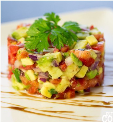 Plato fresco con tomate y aguacate